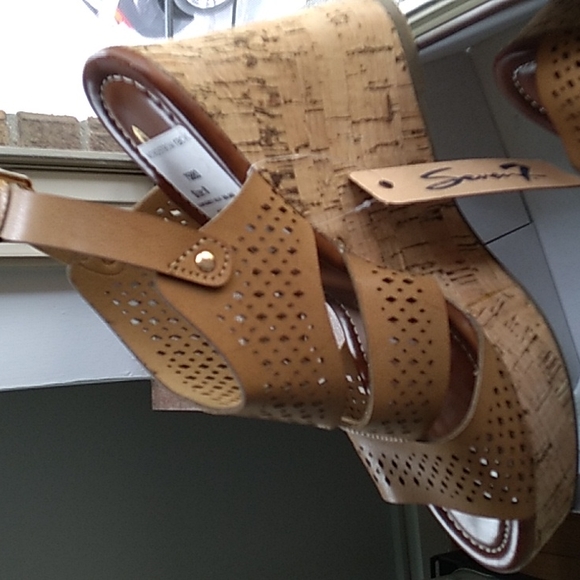 Seven7 Shoes - Wedgies Seven7 Size 8 RUNS SMALLER